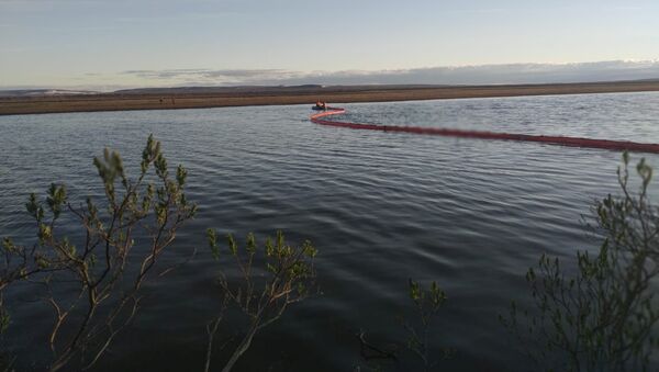 Rescatistas trabajan en el lugar de una fuga de combustible en el río después de un accidente en una central de energía en las afueras de Norilsk - Sputnik Mundo