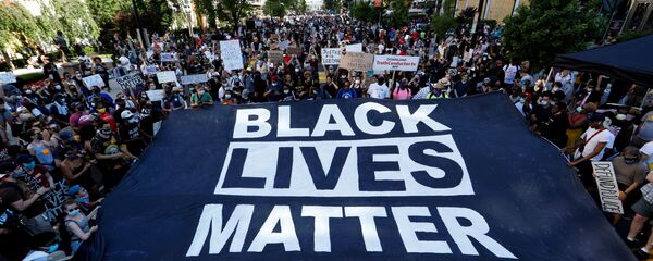 Marcha de protesta contra el racismo y la violencia policial en Washington, el 6 de junio de 2020 - Sputnik Mundo