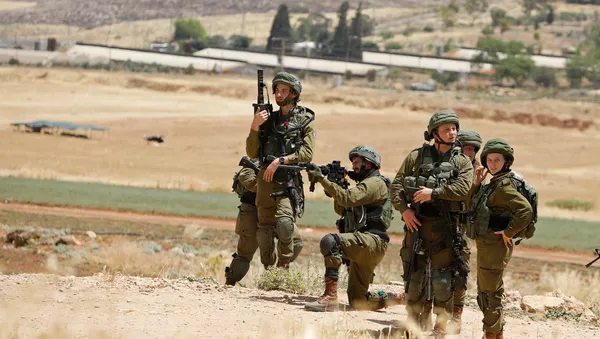 Militares israelíes apuntan a palestinos durante protestas contra la anexión de Cisjordania por Israel - Sputnik Mundo