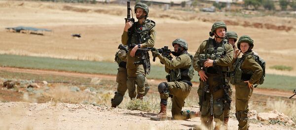 Militares israelíes apuntan a palestinos durante protestas contra la anexión de Cisjordania por Israel - Sputnik Mundo