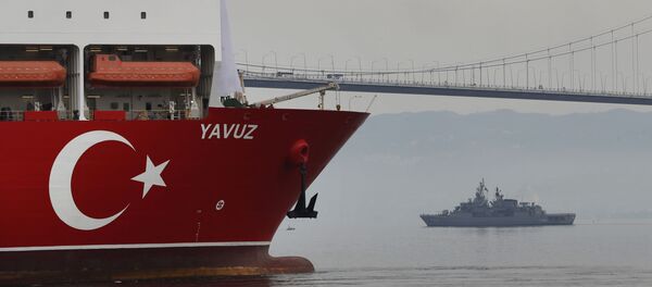 Un buque perforador turco escoltado por un buque mlitar - Sputnik Mundo