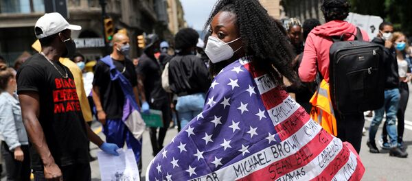 Protestas por el asesinato de George Floyd en Barcelona - Sputnik Mundo