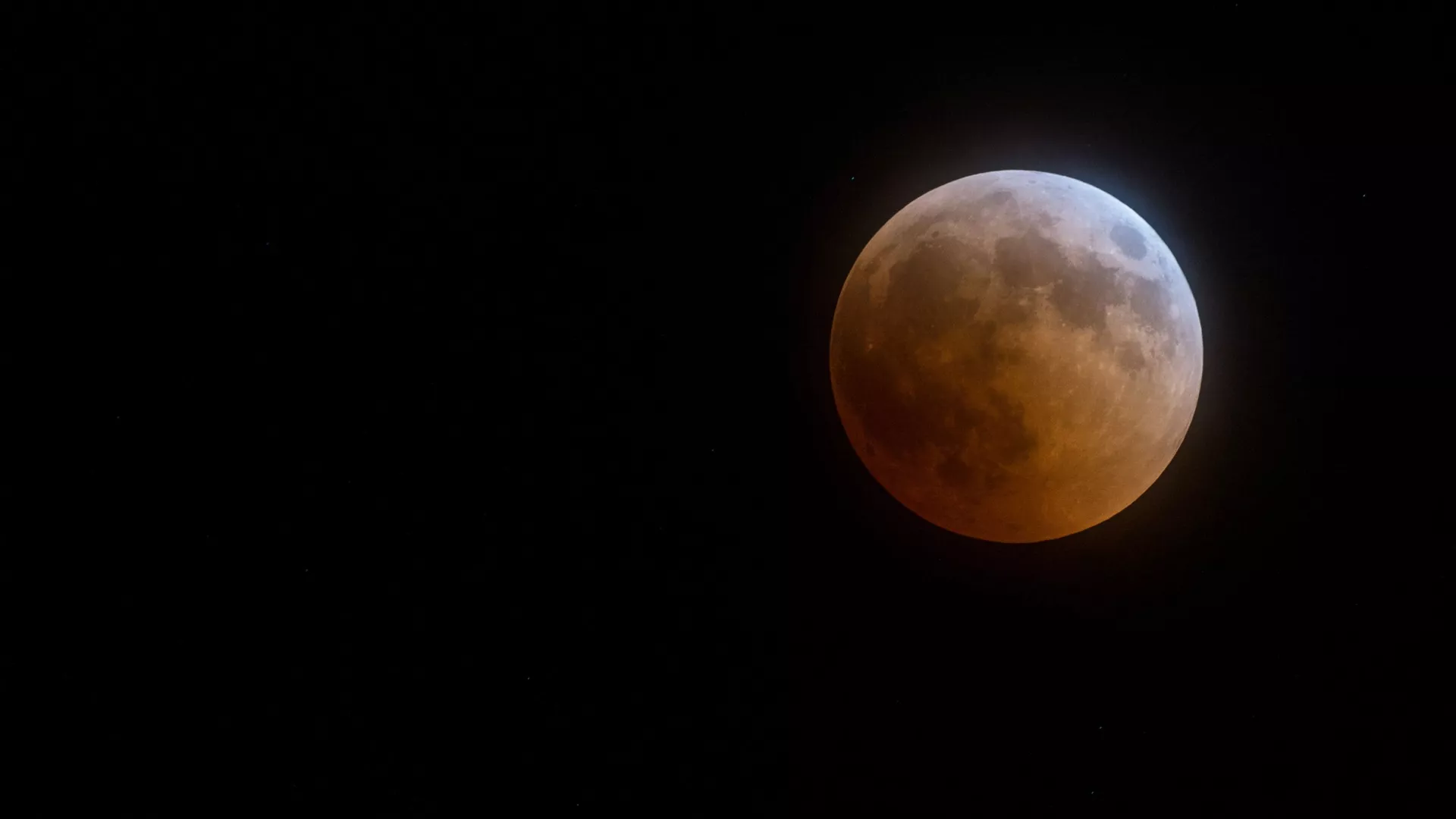 Un eclipse lunar visto desde Crimea (archivo)