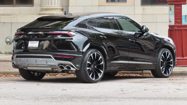 Un Lamborghini Urus - Sputnik Mundo