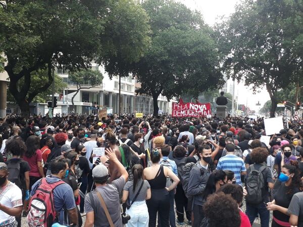 Cientos de personas se movilizan en Río de Janeiro contra el racismo y Bolsonaro - Sputnik Mundo