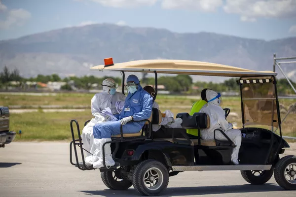 Médicos haitianos en el aeropuerto de Puerto Príncipe se retiran tras realizar controles médicos a haitianos deportados desde EEUU, en mayo de 2020. Desde el comienzo de la pandemia en marzo de 2020, Haití registra más de 19.170 casos positivos y 467 muertes confirmadas causadas por el SARS-CoV-2. Médicos haitianos en el aeropuerto de Puerto Príncipe se retiran tras realizar controles médicos a haitianos deportados desde EEUU, en mayo de 2020. Desde el comienzo de la pandemia en marzo de 2020, Haití registra más de 19.170 casos positivos y 467 muertes confirmadas causadas por el SARS-CoV-2. - Sputnik Mundo
