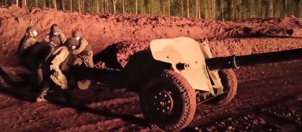 Así un cañón antitanque ayudó a extinguir un incendio en un pozo petrolífero en Rusia Así un cañón antitanque ayudó a extinguir un incendio en un pozo petrolífero en Rusia - Sputnik Mundo