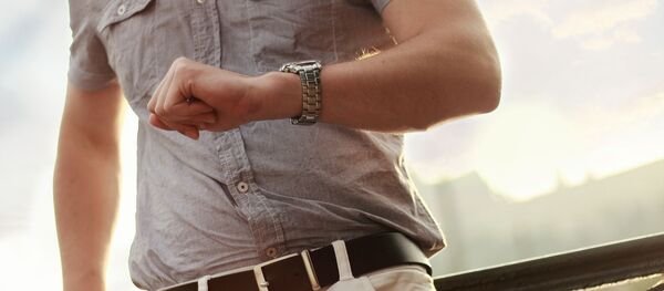 Un señor espera mirando su reloj Un señor espera mirando su reloj - Sputnik Mundo