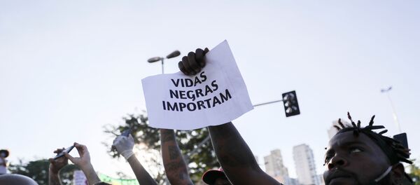 Manifestantes contra el racismo durante una protesta en Sao Paulo, Brasil - Sputnik Mundo