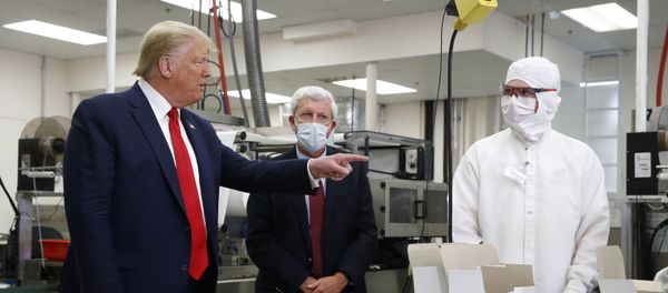 El presidente de EEUU, Donald Trump, sin elementos de protección durante su visita a Puritan Medical Products El presidente de EEUU, Donald Trump, sin elementos de protección durante su visita a Puritan Medical Products - Sputnik Mundo