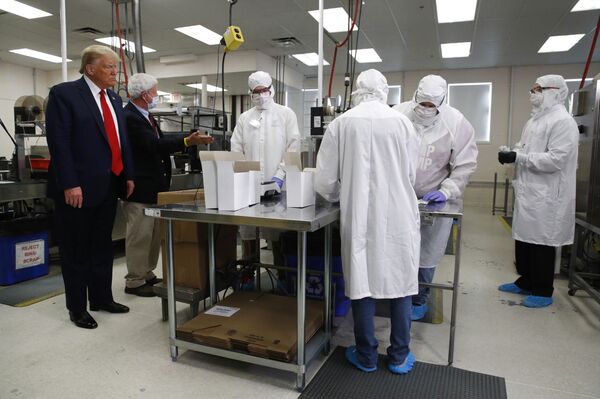 Visita de Trump sin mascarilla provoca que un laboratorio deba desechar su producción | Fotos - Sputnik Mundo