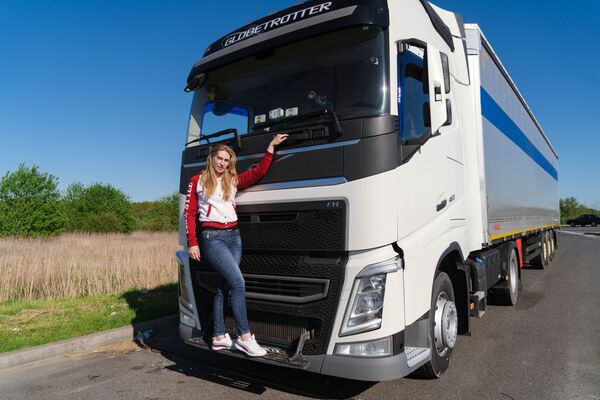 Siempre quise conducir un camión: una bella rubia rusa se convierte en camionera | Fotos - Sputnik Mundo