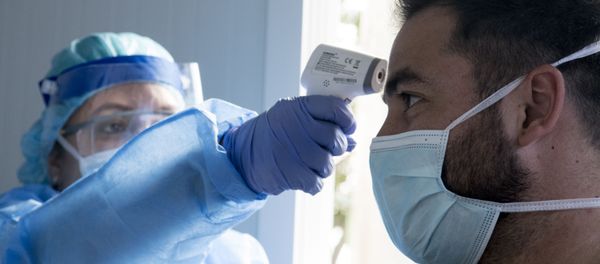 Una médico con un paciente en San José, Costa Rica - Sputnik Mundo