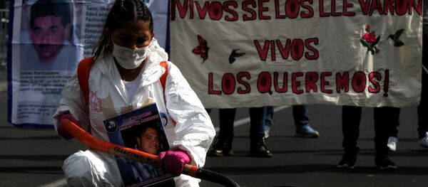 Colectivos de familiares de personas desaparecidas se manifiestan frente al Palacio Nacional exigiendo atención al lresidente de la República sobre el presupuesto de la Comisión Ejecutiva de Atención Víctimas y la renuncia de su titular Mara Gómez - Sputnik Mundo