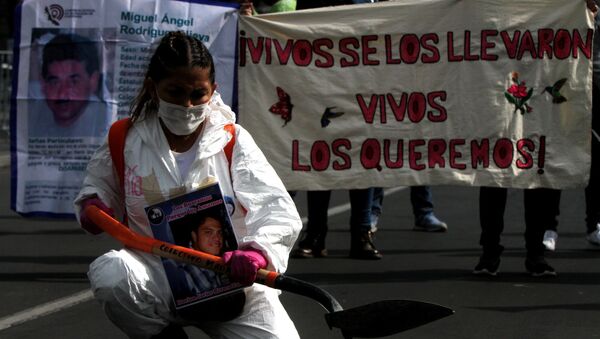 Colectivos de familiares de personas desaparecidas se manifiestan frente al Palacio Nacional exigiendo atención al lresidente de la República sobre el presupuesto de la Comisión Ejecutiva de Atención Víctimas y la renuncia de su titular Mara Gómez - Sputnik Mundo