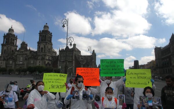 Colectivos de familiares de personas desaparecidas se manifiestan frente al Palacio Nacional exigiendo atención al lresidente de la República sobre el presupuesto de la Comisión Ejecutiva de Atención Víctimas y la renuncia de su titular Mara Gómez - Sputnik Mundo