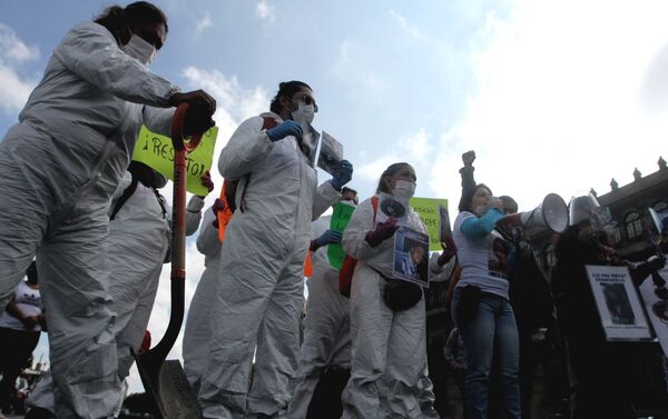 Colectivos de familiares de personas desaparecidas se manifiestan frente al Palacio Nacional exigiendo atención al lresidente de la República sobre el presupuesto de la Comisión Ejecutiva de Atención Víctimas y la renuncia de su titular Mara Gómez - Sputnik Mundo