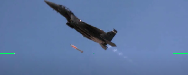 Un caza F-15 durante un vuelo de demostración de compatibilidad con la bomba B61-12 - Sputnik Mundo