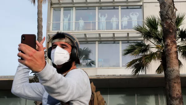 Un chico se hace un selfie homenajeando a los sanitarios del Hospital del Mar en Barcelona - Sputnik Mundo
