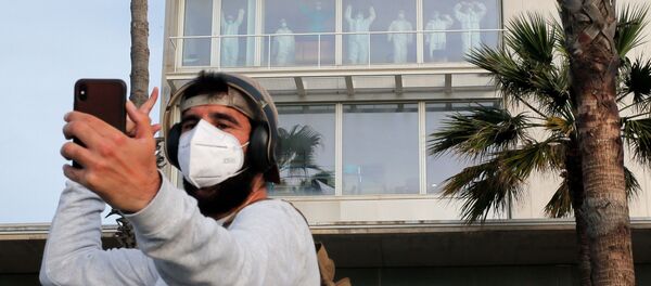 Un chico se hace un selfie homenajeando a los sanitarios del Hospital del Mar en Barcelona - Sputnik Mundo