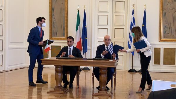 El canciller de Italia, Luigi Di Maio, y el canciller de Grecia, Nikos Dendias  - Sputnik Mundo