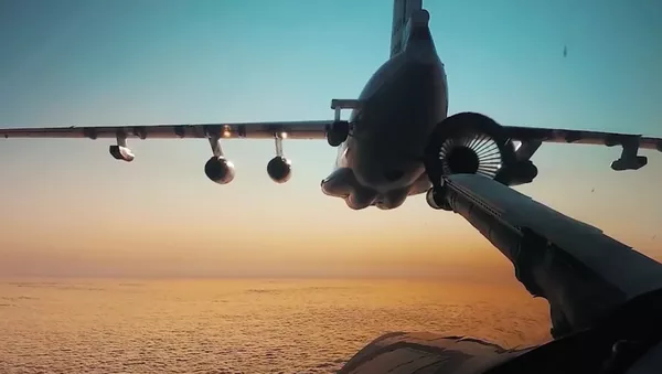 Los bombarderos Tu-160 repostan en pleno vuelo de día y de noche - Sputnik Mundo
