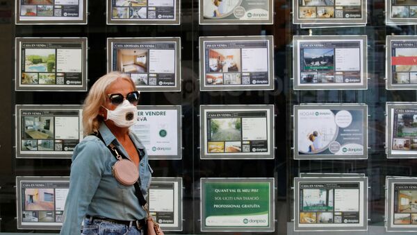 Una mujer con mascarilla en Barcelona, España - Sputnik Mundo