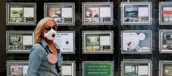 Una mujer con mascarilla en Barcelona, España - Sputnik Mundo