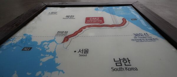 Una placa que marca la zona desmilitarizada entre Corea del Sur y Corea del Norte - Sputnik Mundo