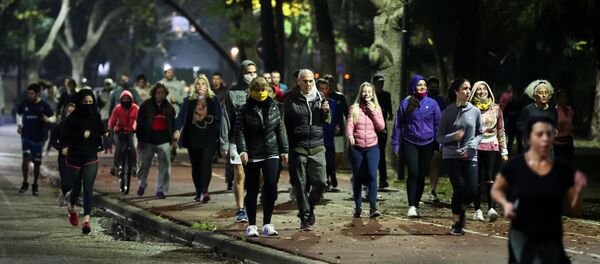 Personas realizando actividad física durante la pandemia en los Bosques de Palermo, Ciudad de Buenos Aires - Sputnik Mundo