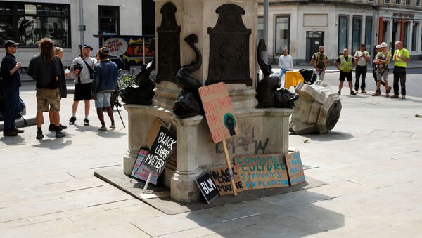 El derribo de la escultura del comerciante de esclavos Edward Colston en Bristol - Sputnik Mundo