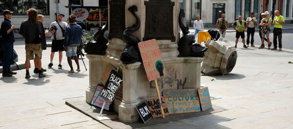 El derribo de la escultura del comerciante de esclavos Edward Colston en Bristol - Sputnik Mundo