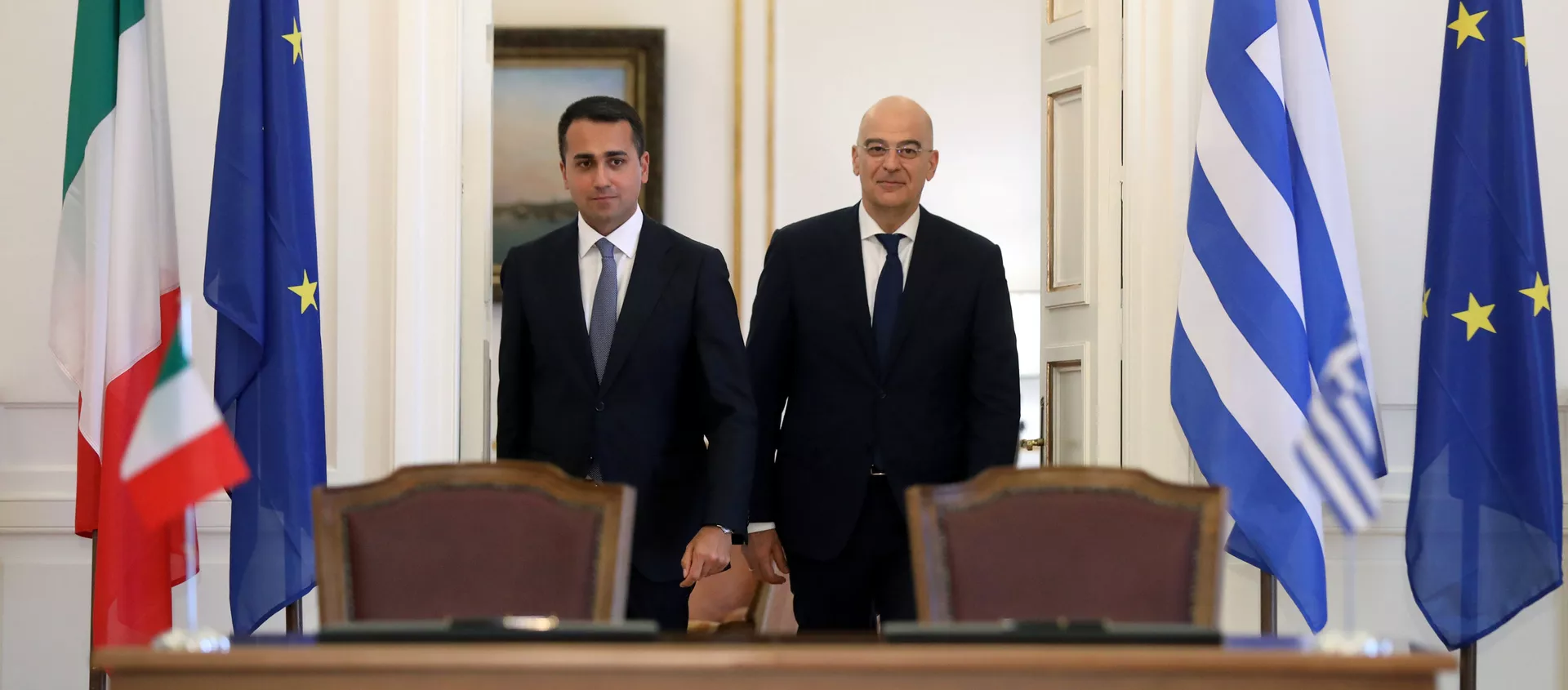 El canciller italiano, Luigi Di Maio, y su homólogo griego, Nikos Dendias El canciller italiano, Luigi Di Maio, y su homólogo griego, Nikos Dendias - Sputnik Mundo, 1920, 09.06.2020