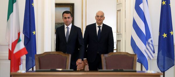 El canciller italiano, Luigi Di Maio, y su homólogo griego, Nikos Dendias - Sputnik Mundo
