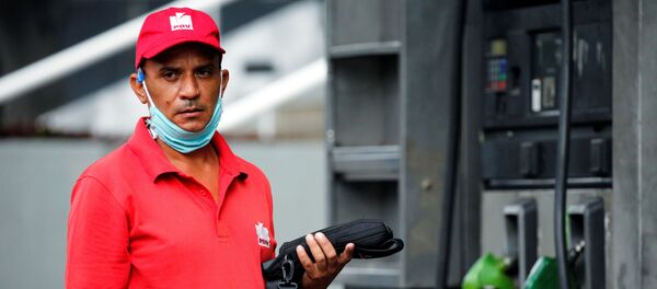 Un gasolinero en Caracas, Venezuela - Sputnik Mundo