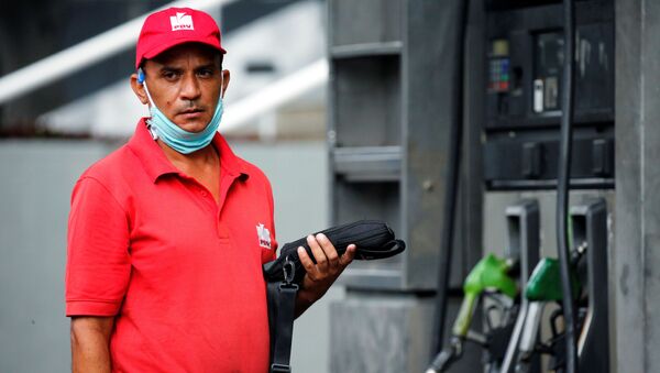 Un gasolinero en Caracas, Venezuela - Sputnik Mundo