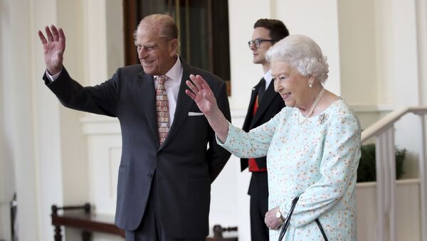 La reina Isabel II y su esposo, Felipe de Edimburgo (archivo) - Sputnik Mundo