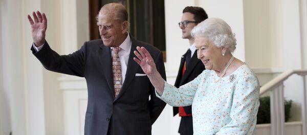 La reina Isabell II y su esposo, Felipe de Edimburgo (archivo) - Sputnik Mundo