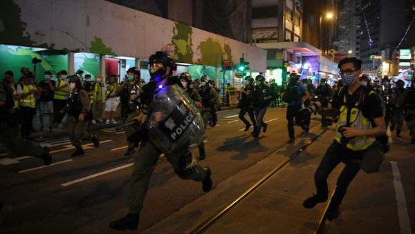 Policía durante las protestas en Hong Kong Policía durante las protestas en Hong Kong - Sputnik Mundo