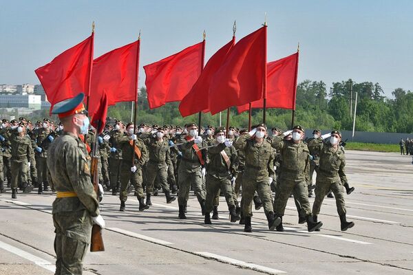 Así entrenan los militares para el Desfile de la Victoria en Rusia - Sputnik Mundo