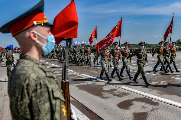 Así entrenan los militares para el Desfile de la Victoria en Rusia - Sputnik Mundo