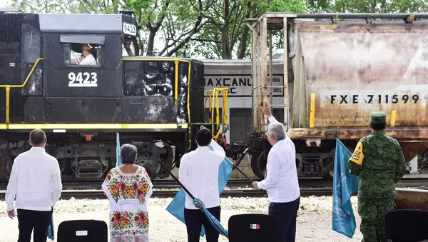 El presidente de México, Andrés Manuel López Obrador, da banderazo a construcciones del Tren Maya