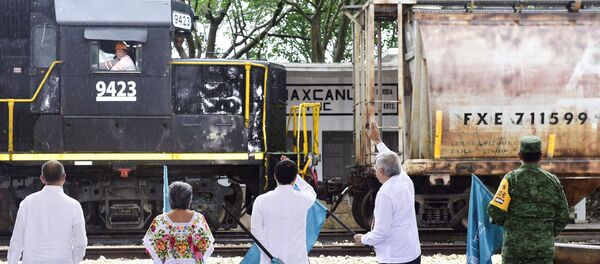 El presidente de México, Andrés Manuel López Obrador, da banderazo a construcciones del Tren Maya - Sputnik Mundo