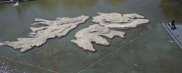 Grabado con el contorno de las Islas Malvinas en el Museo Malvinas de Argentina - Sputnik Mundo