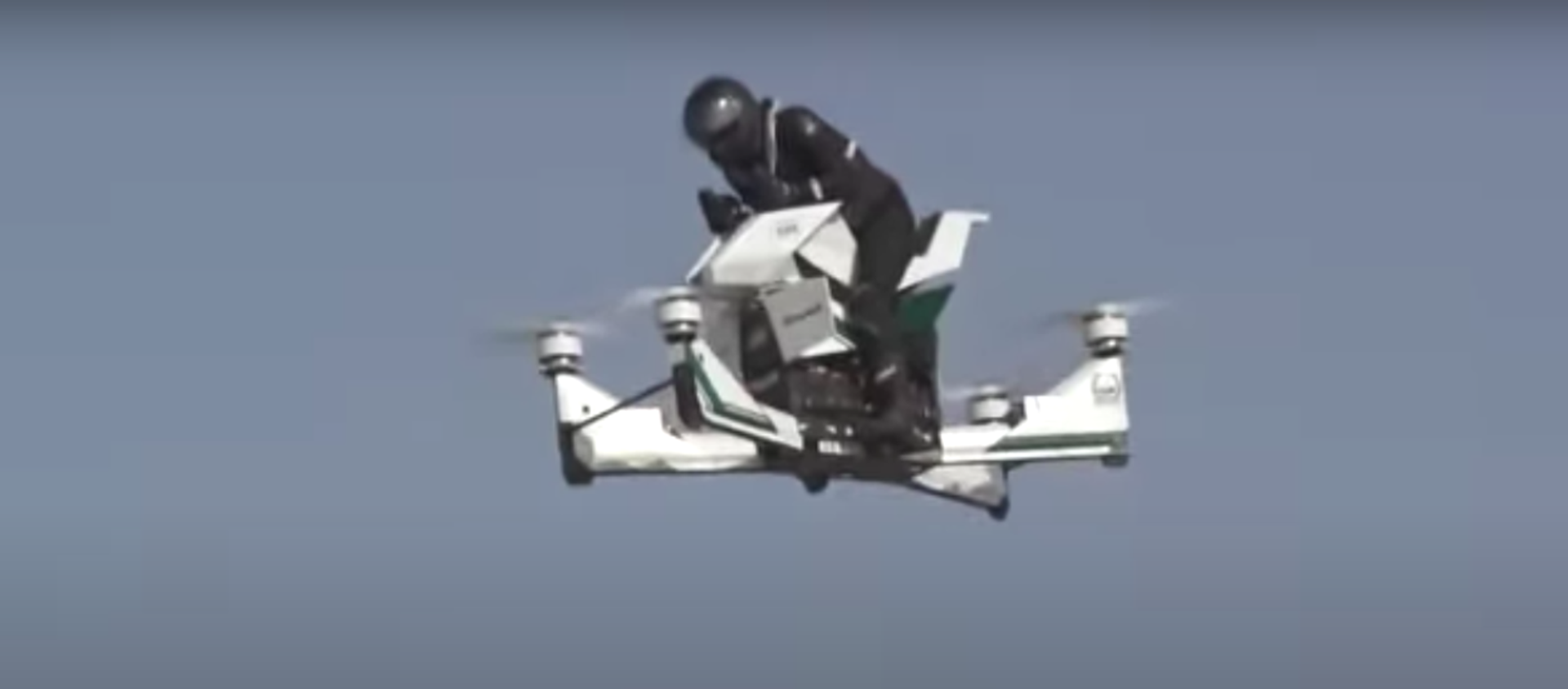 Piloto de motocicleta voladora se cae al suelo durante las pruebas del vehículo - Sputnik Mundo, 1920, 10.06.2020