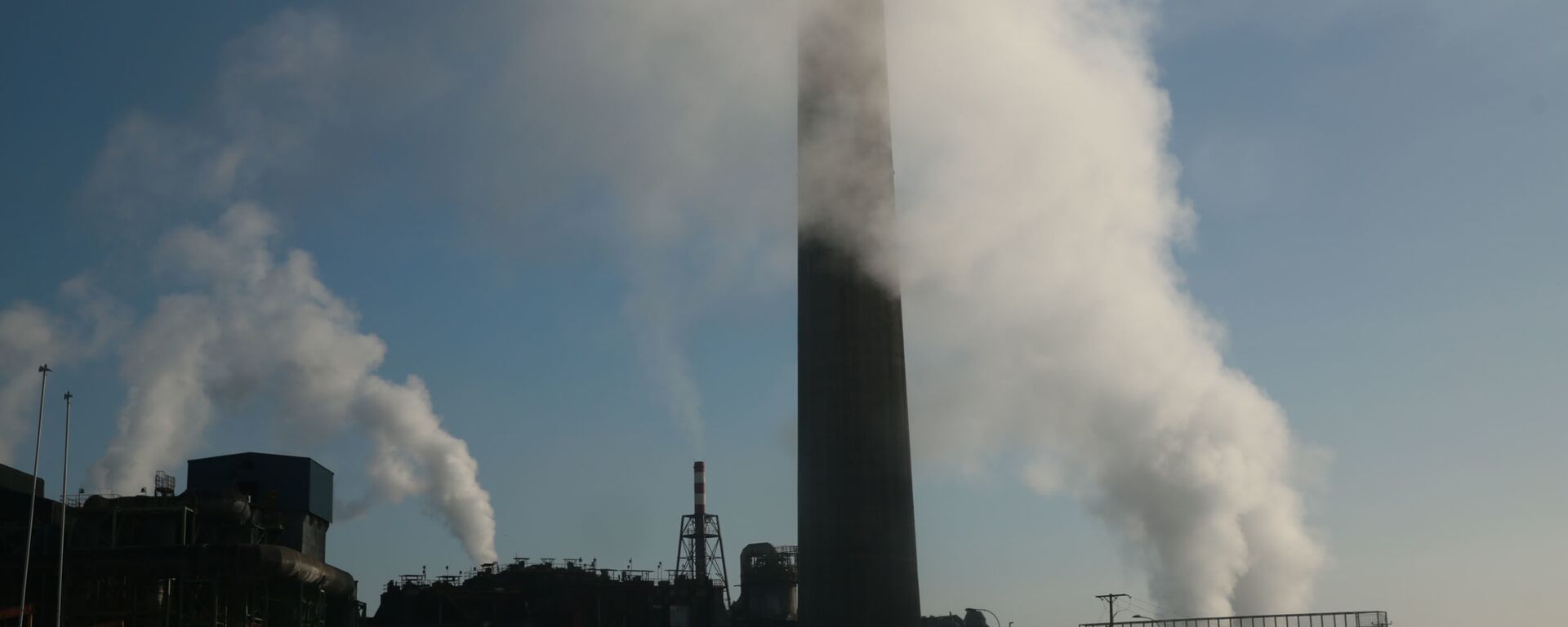 Emisión de gases en termoeléctrica de playa de las Ventanas, comuna de Puchuncaví, región de Valparaiso, Chile.  - Sputnik Mundo, 1920, 18.10.2021