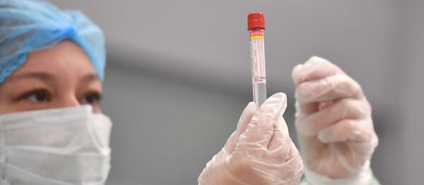 Un médico en laboratorio - Sputnik Mundo