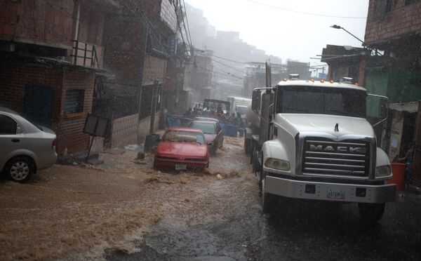 Esperar la lluvia o la cisterna es la única opción de muchos venezolanos para tener agua - Sputnik Mundo
