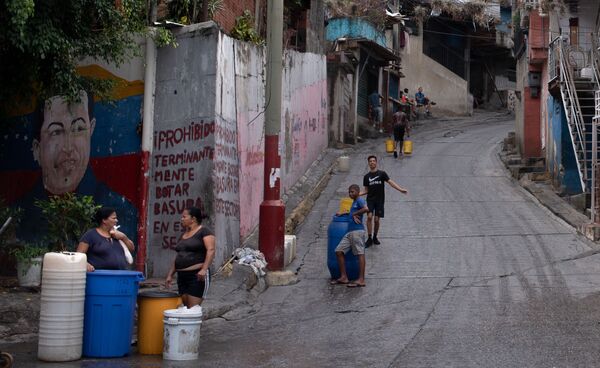 Esperar la lluvia o la cisterna es la única opción de muchos venezolanos para tener agua - Sputnik Mundo