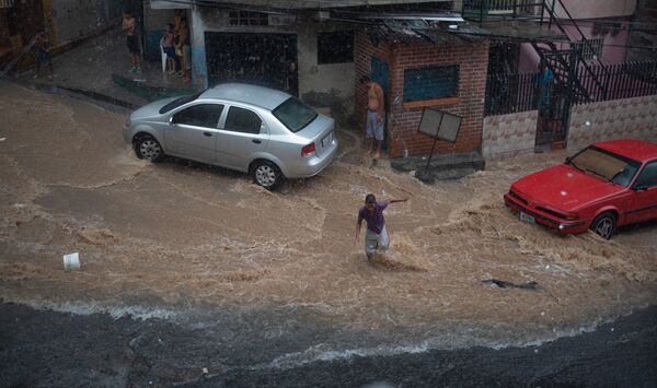 Esperar la lluvia o la cisterna es la única opción de muchos venezolanos para tener agua - Sputnik Mundo